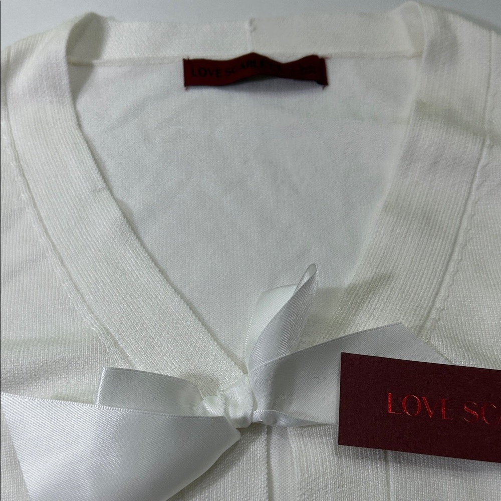 Elegant Women's V-Neck Sweater in Cream - Picture 3 of 16